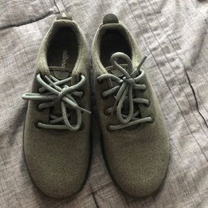 Women’s allbirds tennis shoes